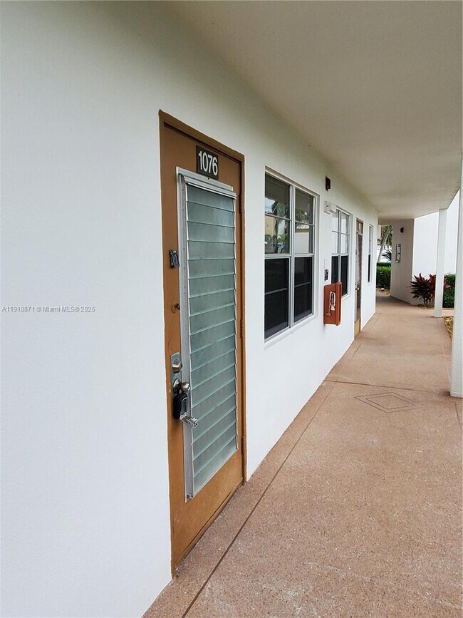 Building Photo - 1076 Cornwall D