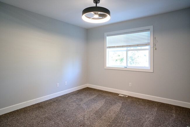 Building Photo - 10028 124th Ave NE