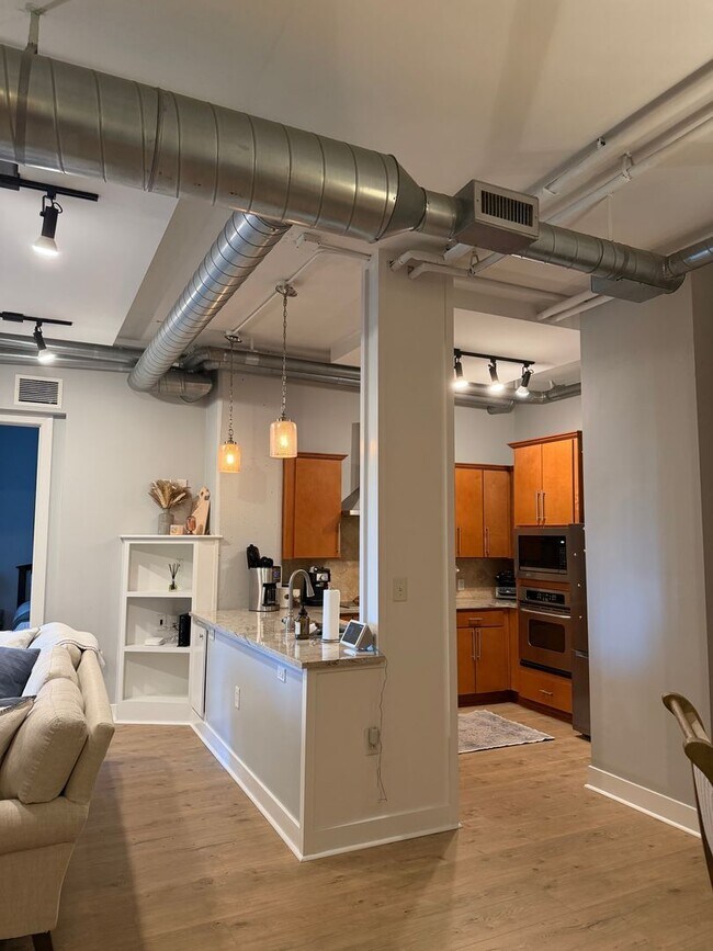 Building Photo - Two Bed/Two Bath Condo in Downtown