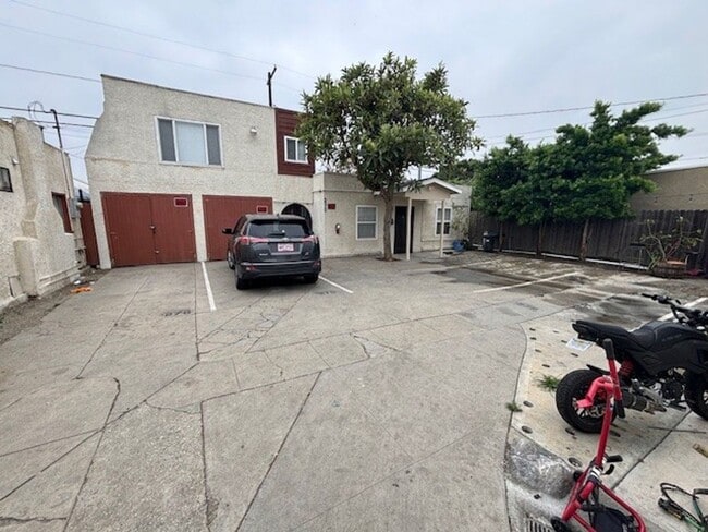 Building Photo - 3 Bedroom 1.5 Bath Back house
