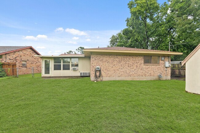 Building Photo - 746 Fawn Dr