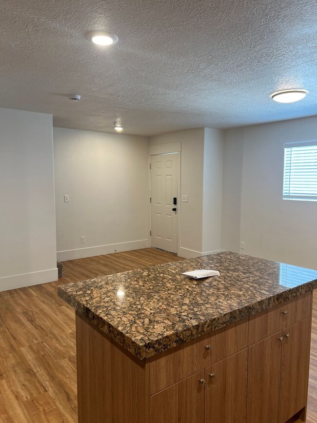 Building Photo - 2 bedroom 2.5 bath townhome