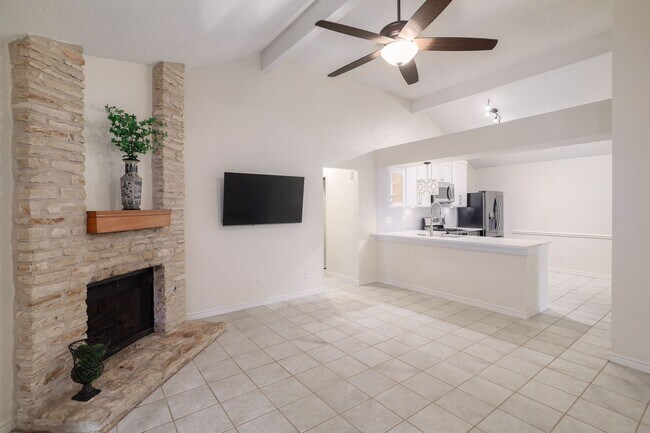 Building Photo - Freshly Renovated! Great Location! Such a sweet home