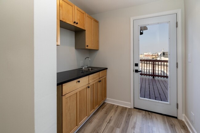 Building Photo - 704 S Highland Ave