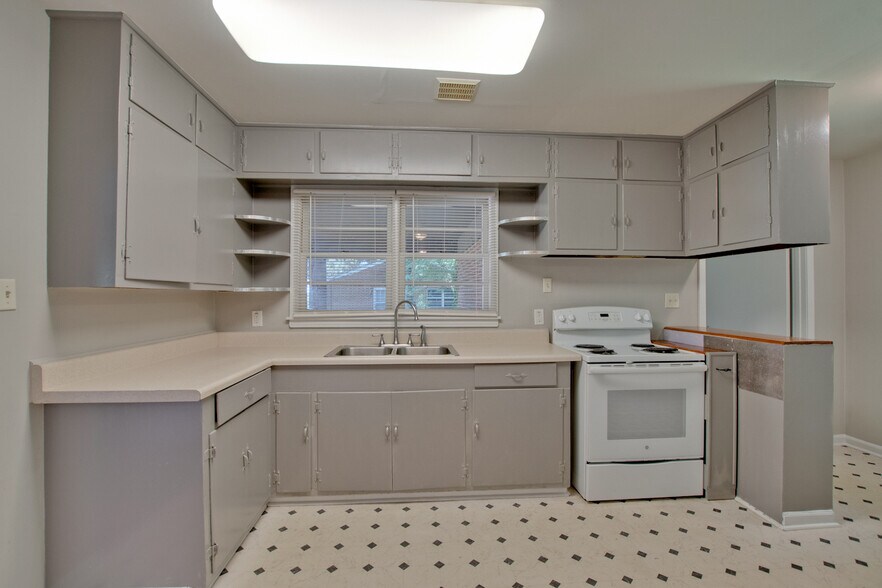 Spacious Kitchen with lots of cabinet space - 705 Jordan Ln NW