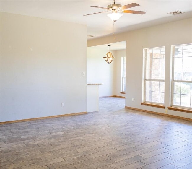 Building Photo - 504 Quail Run N