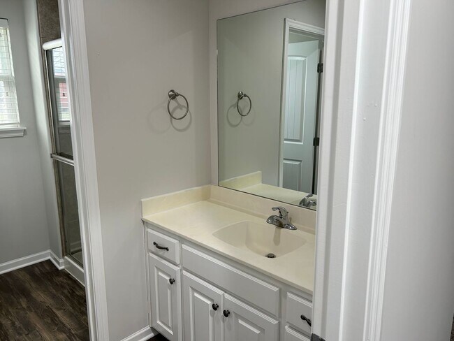 Building Photo - 2 Bed | 2 Bath | 2 Car Garage Single Level Home in Raymore