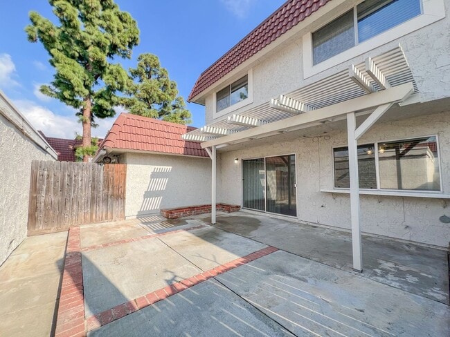 Building Photo - Cypress 2 Bed Townhome - 2 Car Garage - Gorgeous - Amenities Galore!!!!!