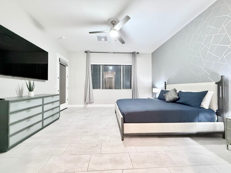 Building Photo - 2506 E Pleasant Ln