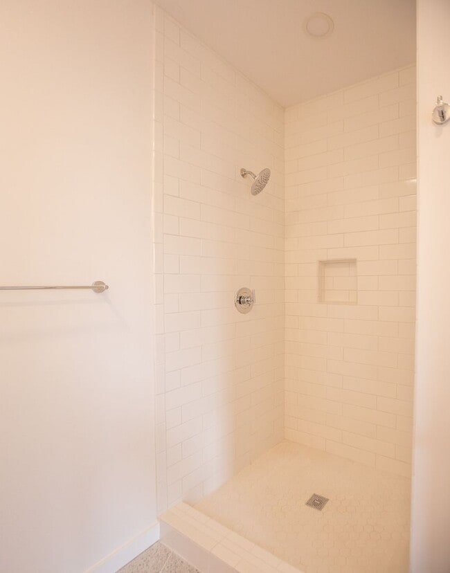 Building Photo - *** 3 Bedroom New Build In SE ! ONE MONTH ...