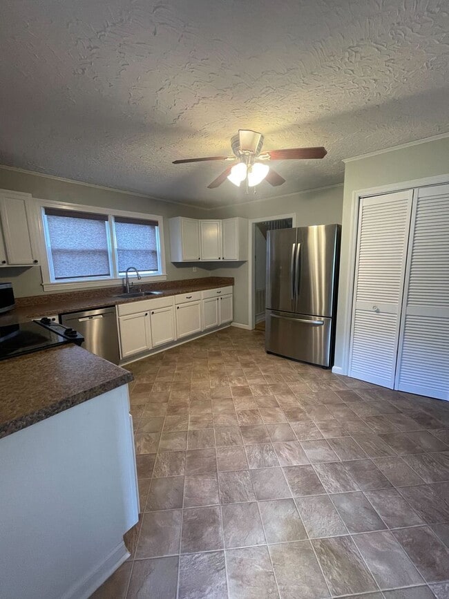 Building Photo - Quaint Country Cottage On Large Lot Near Downtown Blacksburg