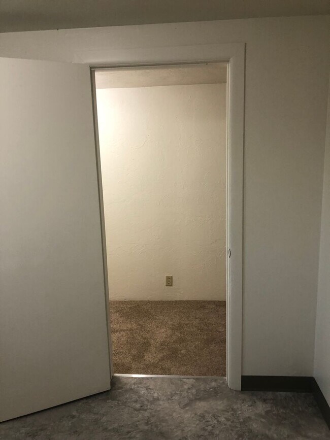 Building Photo - Large upstairs 2 bedroom apartment!