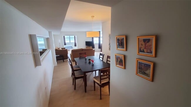 Building Photo - 999 Brickell Bay Dr