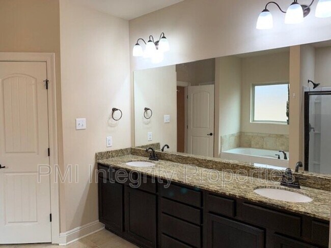 Building Photo - 315 Forest Grove Dr