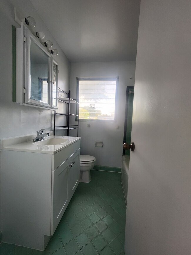 Building Photo - 2 Bedroom 1 Bath Single Family Home, Fence...