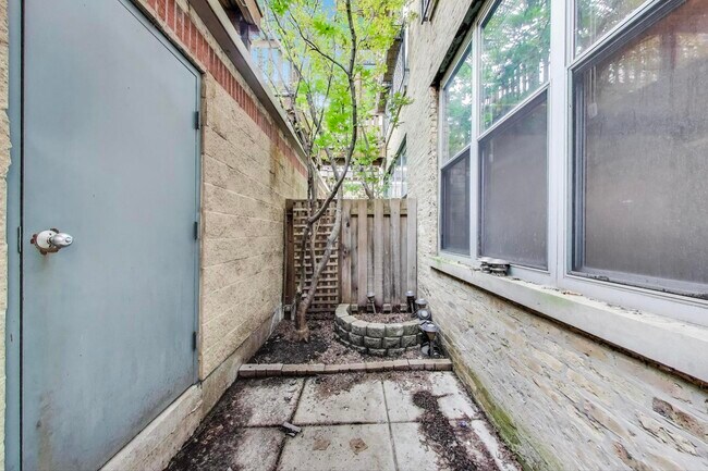 Building Photo - 2333 W St Paul Ave