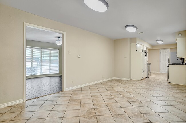 Building Photo - 921 Holiday Dr