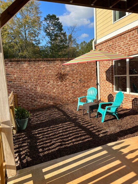 Private patio/courtyard - 2850 Salem Rd