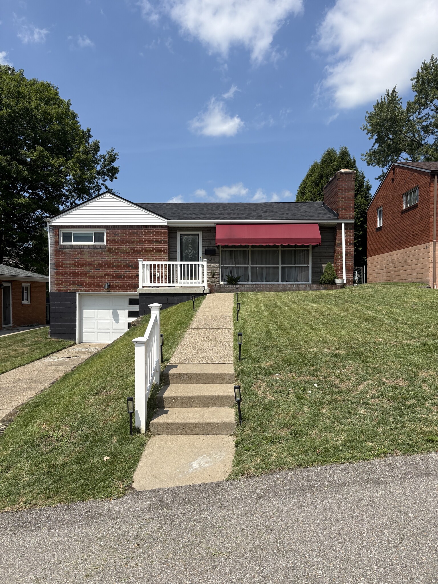 Building Photo - 1624 Sillview Dr