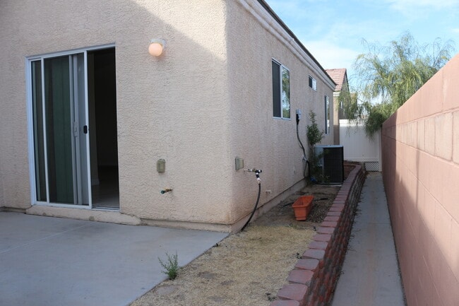 Building Photo - SHOWINGS AVAILABLE NOW