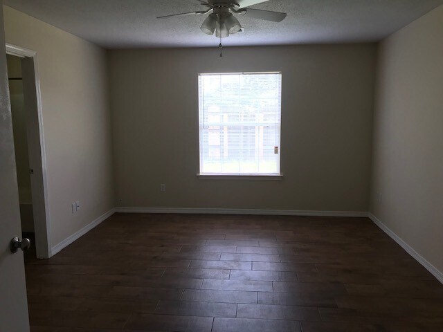 Building Photo - Convenient Location to Hulrburt Field