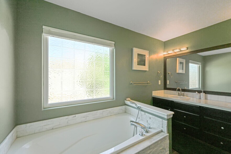 En-suite bathroom - 2633 Clarion Ln