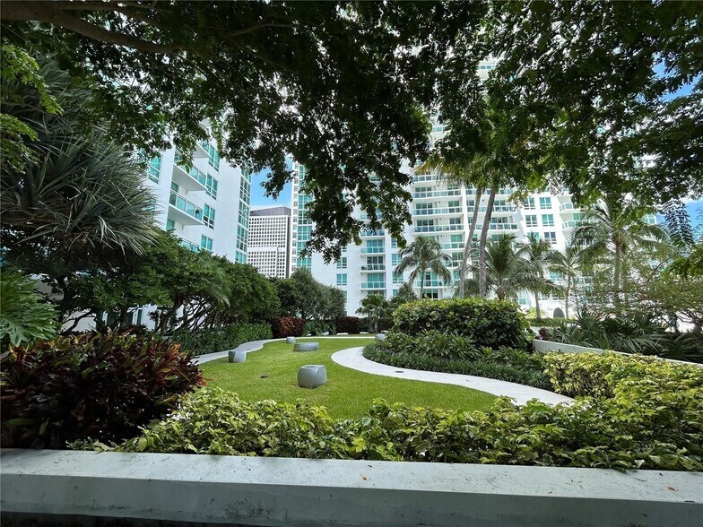 Building Photo - 951 Brickell Ave