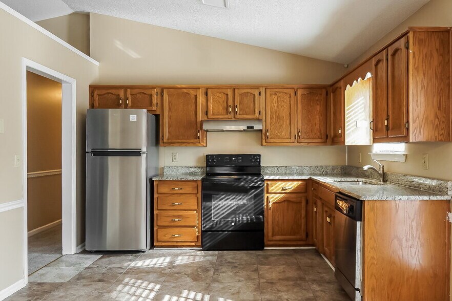 Building Photo - 5811 Willow Crest Dr