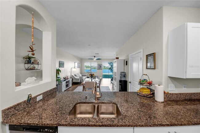 Building Photo - 736 Royal Empress Dr