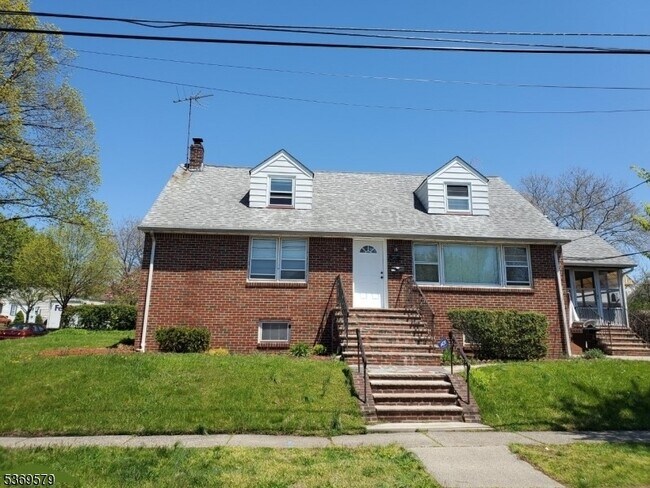Building Photo - 18 Howard Ave