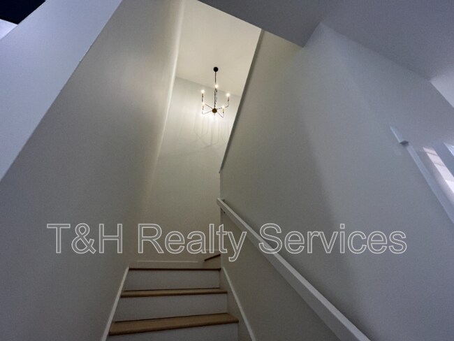 Building Photo - 930 Woodlawn Ave