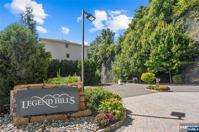 Building Photo - 7 Legend Hills Dr