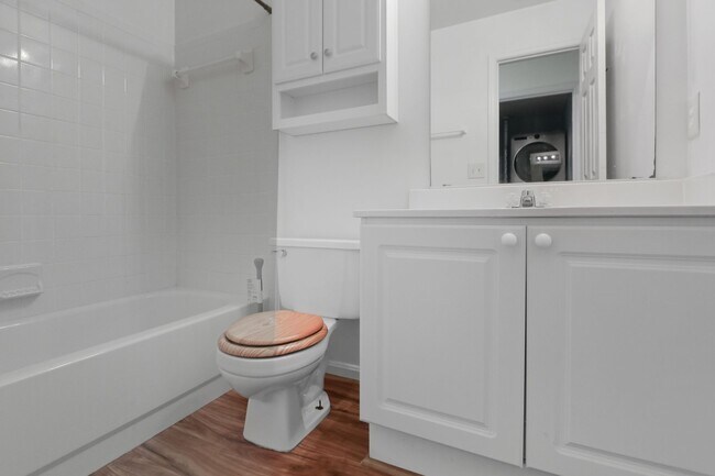 Building Photo - 15663 Viewpoint Cir