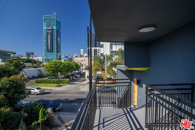 Building Photo - 6244 De Longpre Ave