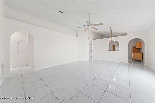 Building Photo - 2165 Redwood Cir