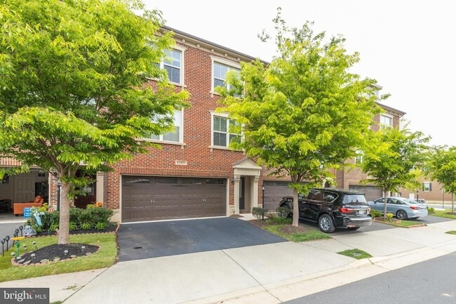 Building Photo - 42557 Dreamweaver Dr