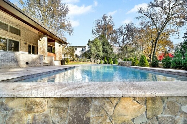 Building Photo - 2011 Sharon Ave