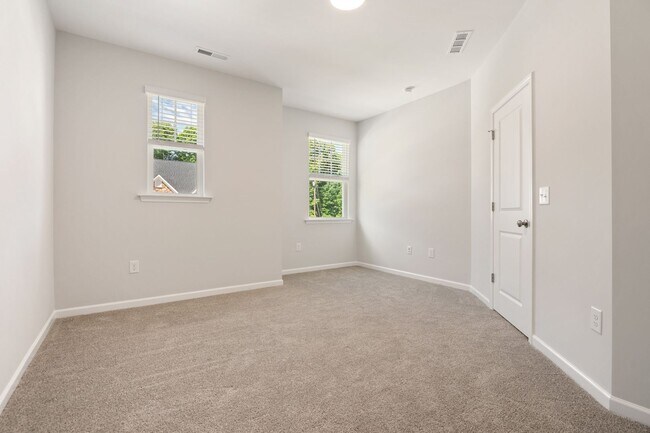Building Photo - Stunning and spacious end-unit townhome in North Raleigh!
