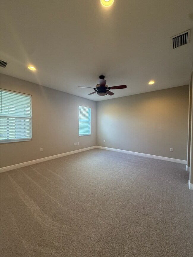 Building Photo - 3/2 townhome in desirable Loren Cove!