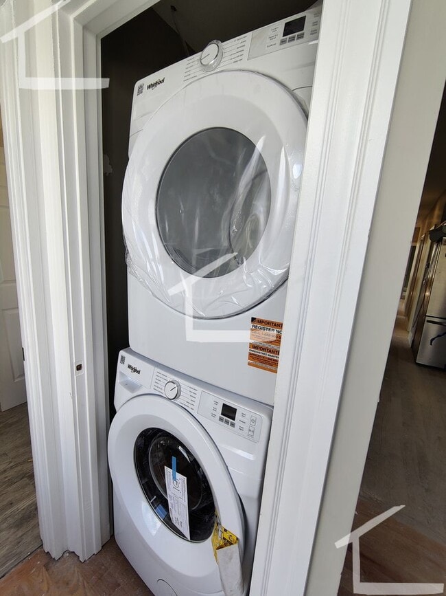 Building Photo - Huge 4 bed in Somerville