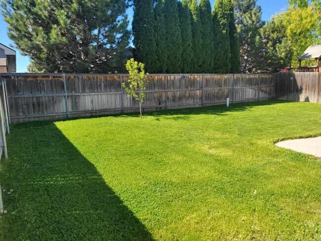 Building Photo - Great Location! 4 bedroom!