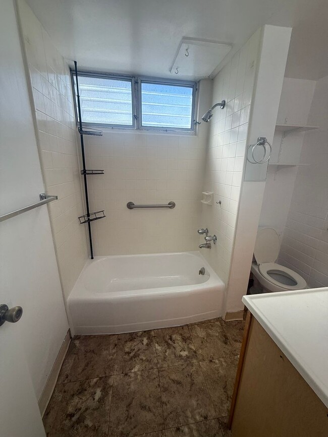 Building Photo - Near Waikiki Beach. Window AC. Near Public Transportation