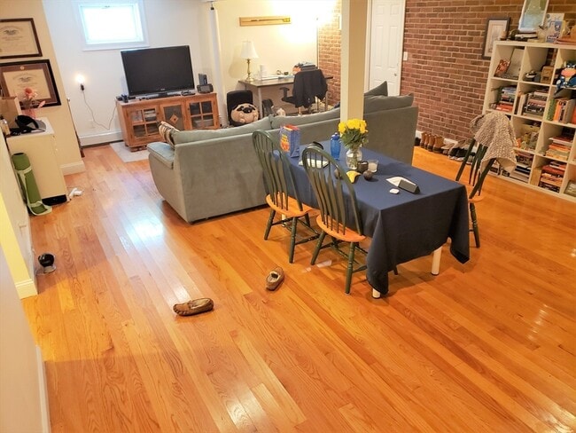 Building Photo - 8 Kenwood St