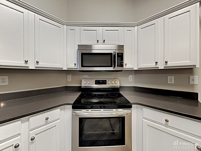Building Photo - 8800 Willow Crest Dr