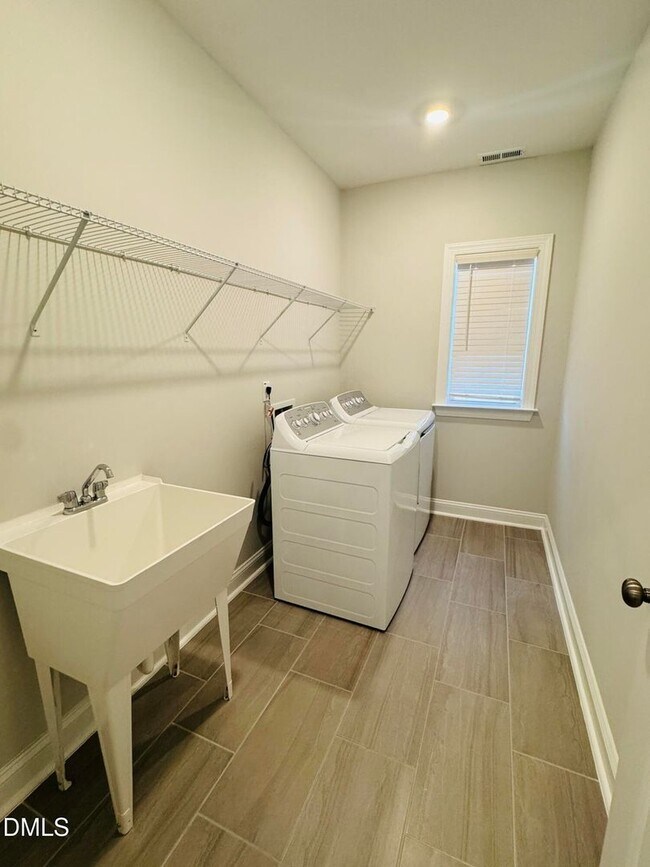 Building Photo - Stunning 4 Bedroom 3 Bathroom Single Family Home with 1st floor office w/ FREE high-speed interne...