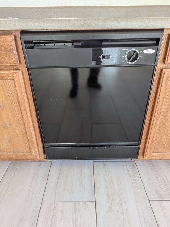 Building Photo - Northwest Beauty 3 Bedroom 3 Bath 2 Car garage