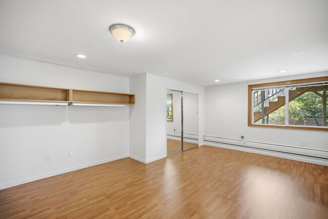 Building Photo - 2826 25th Ave W