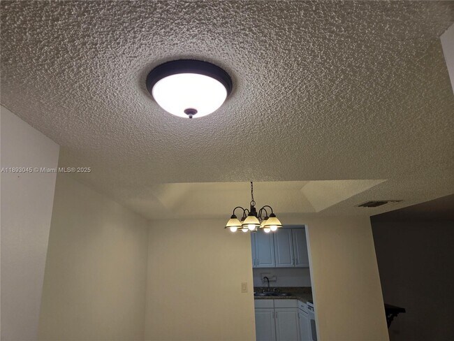 Building Photo - 3730 Inverrary Dr