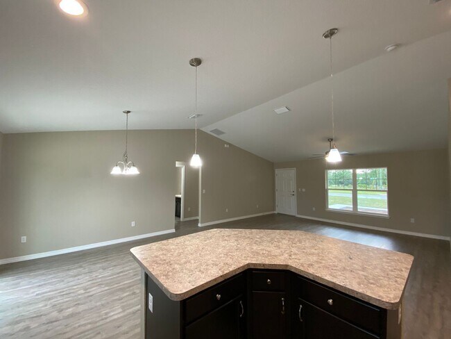 Building Photo - Custom Home - Desirable SW Ocala Neighborhood 3/2/2 **Won't Last**