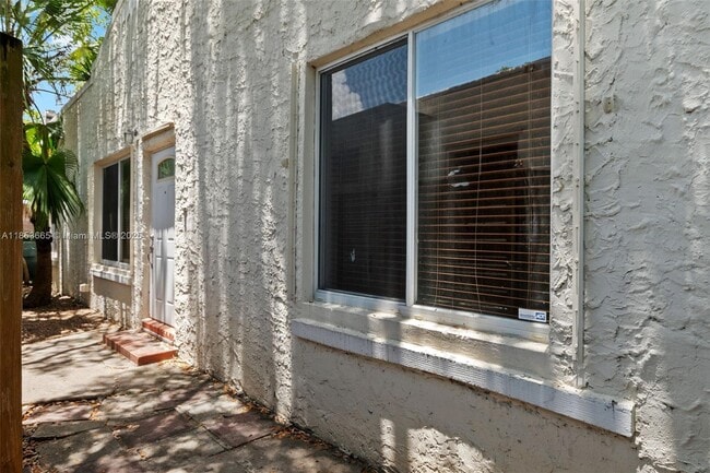 Building Photo - 1721 SW 21st Ter